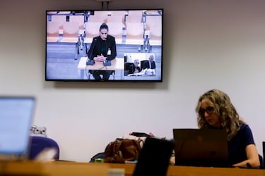 Una pantalla en la sala de prensa muestra el momento en el que la seleccionadora Montse Tomé declara como testigo en la Audiencia Nacional en San Fernando de Henares, Madrid, durante el juicio por el beso que el expresidente de la Real Federación Española de Fútbol (RFEF) Luis Rubiales dio a Jenni Hermoso tras la final del Mundial de 2023. 