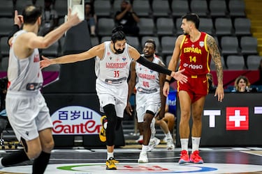 Goga Bitadze celebra una canasta. Bitadze anotó 15 puntos durante el partido.