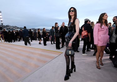 Anne Hathaway durante la Versace Fall-Winter 2023 celebrada en Los Angeles.