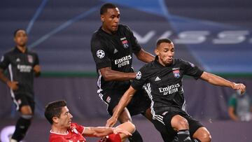 Lisbon (Portugal), 19/08/2020.- Fernando Marcal (R) of Lyon in action against Robert Lewandowski of Bayern Munich during the UEFA Champions League semi final match between Olympique Lyon and Bayern Munich in Lisbon, Portugal, 19 August 2020. (Liga de Camp