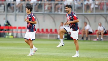 Lee Kang-in y Carlos Soler calientan antes de un partido del PSG.