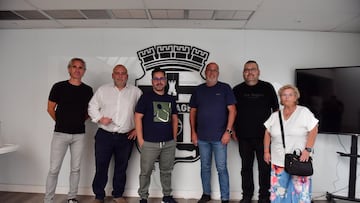Los representantes de las peñas y el club, el pasado 10 de junio,