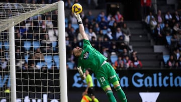 Vicente Guaita, portero del Celta, realiza una parada durante un partido en Balaídos.