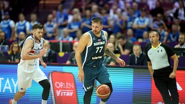 Katowice (Poland), 02/09/2025.- Jon Axel Gudmundsson (L) of Iceland and Luka Doncic (R) of Slovenia during the FIBA EuroBasket 2025 group D basketball match between Iceland and Slovenia, in Katowice, Poland, 02 September 2025. (Baloncesto, Islandia, Polonia, Eslovenia) EFE/EPA/LUKASZ GAGULSKI POLAND OUT