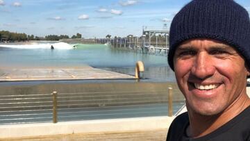 Kelly Slater se hace un selfie frente a un surfista surfeando una ola en Kelly Slater Surf Ranch, en Lemoore (California, Estados Unidos).