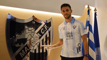 Nelson Monte después de firmar su contrato.