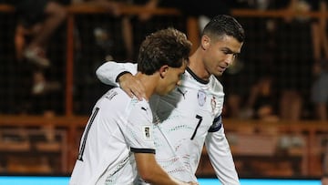 Cristiano y João Félix celebran un gol ante Armenia.