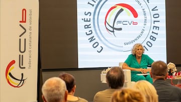 Manuela Carmena en el Congreo Internacional de Voleibol.