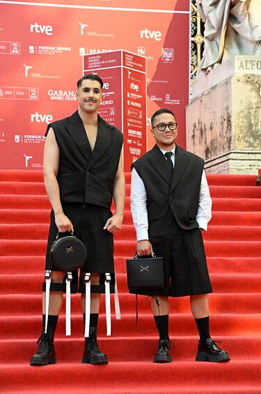 Iván Reboso posa en la alfombra roja de la II edición de los Premios Academia de la Moda Española que tiene lugar en la Biblioteca Nacional.