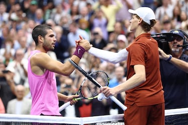 Carlos Alcaraz celebrando su victoria contra Jannik Sinner en la final individual masculina del Abierto de Estados Unidos en el Centro Nacional de Tenis Billie Jean King de la USTA en Flushing Meadows, Nueva York.