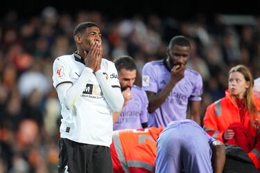 Cristhian Mosquera, destrozado, se tapa el rostro consciente de la gravedad de la lesión de su compañero de equipo.