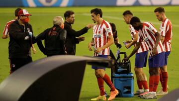 Simeone da indicaciones en el Celta-Atlético de Madrid.