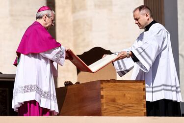 Miembros del clero sostienen el Libro de los Evangelios, durante la misa funeral del Papa Francisco en la Plaza de San Pedro en el Vaticano.