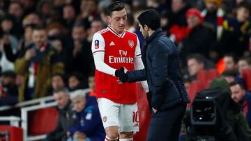 Soccer Football - FA Cup - Third Round - Arsenal v Leeds United - Emirates Stadium, London, Britain - January 6, 2020 Arsenal's Mesut Ozil with manager Mikel Arteta as he is substituted REUTERS/Eddie Keogh