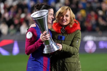 Marta Torrejón, capitana del conjunto azulgrana, recibe de manos de Pilar Alegría,  ministra de Educación, Formación Profesional y Deportes y portavoz del Gobierno, el trofeo de la Supercopa de España.