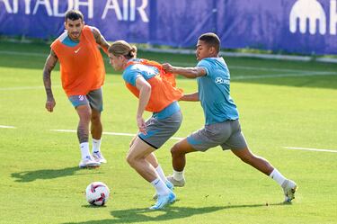 Conor Gallagher y Samu Lino.