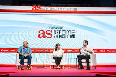 Juanma Leyva, redactor del Diario AS, dialogando con Javier Pérez Albéniz y Lydia López Manzanares.