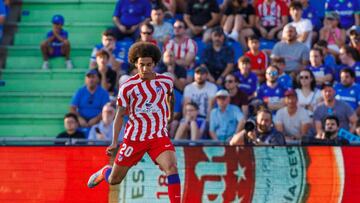 Witsel se dispone a dar un pase, durante el encuentro ante el Getafe.