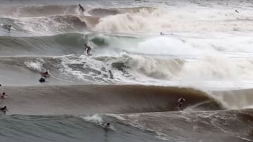 Las olas rompen u na tras otra en Superbank, con varios surfistas en cada una de ellas.