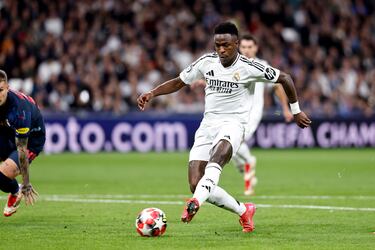 5-0. Gran jugada del conjunto blanco. Empieza en Thibaut Courtois y termina en Vinicius dentro del área austríaca, para definir cruzando el balón al palo largo de Janis Blaswich.