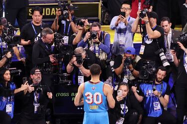 Todos los focos sobre el jugador de los Golden State Warrios y MVP del All-Star 2025, Stephen Curry.