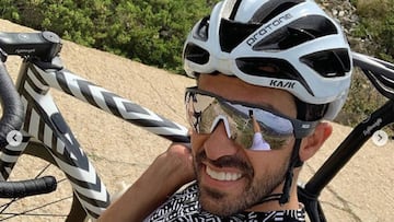 Alberto Contador posa con su nueva bicicleta A Bikes durante la ascensión a la Bola del Mundo.