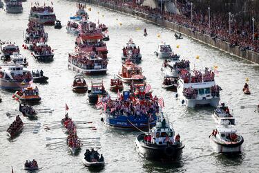 La Gabarra en su travesía por la ría de Bilbao.
