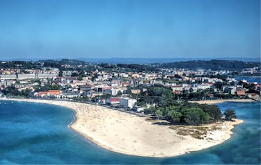 Esta playa semiurbana es tranquila con una arboleda y parque infantil al lado. De arena blanca y fina que invita a pasear por sus 1,8 kilómetros. Es una playa muy tranquila para ir con niños además dispone de una zona de restauración y ambiente cerca de ella.
