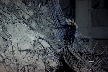 Un equipo de rescate busca víctimas en un edificio que se derrumbó después de que un fuerte terremoto sacudiera el centro de Myanmar.