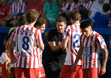 Simeone ajustando a su equipo para revertir la situación.