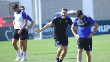 Vicente Moreno dirigiendo un entrenamiento.