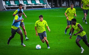 Cuarta baja del Racing para Almería: Peio Canales, a la Rojita