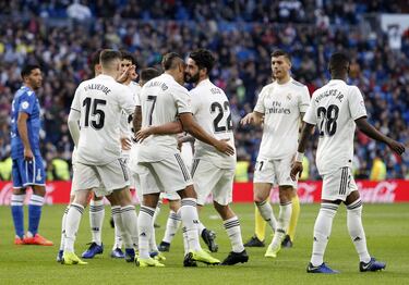 El jugador del Real Madrid Isco celebra el 4-0 al Melilla con sus compañeros.