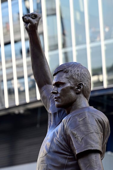 Vista detallada del rostro de la estatua de Tom Brady.