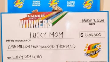 Mujer con el cheque de su premio