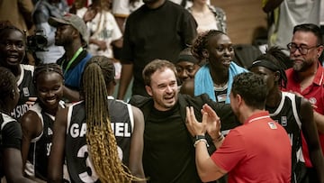 Alberto Antuña celebra el bronce de Sudán del Sur en el Afrobasket.