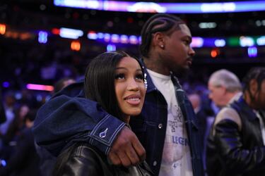 Stefon Diggs, jugador profesional estadounidense de fútbol americano, junto a Cardi B, rapera, cantante, compositora, actriz y empresaria estadounidense, en las gradas del Madison Square Garden para presenciar el cuarto partido de la eliminatoria de Playoffs entre los Boston Celtics y los New York Knicks.