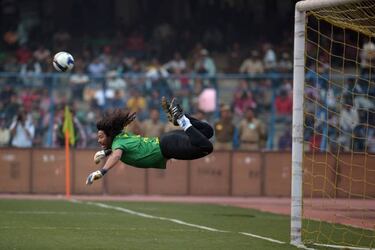 ¿Qué fue de Higuita?: 'El Loco' que hizo historia en Wembley