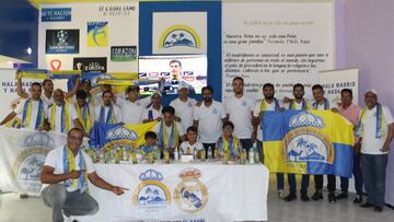 Los aficionados de la peña madridista de El Aaiún, en el Sáhara Occidental, celebran en su sede el triunfo del equipo blanco en el Clásico contra el Barcelona.