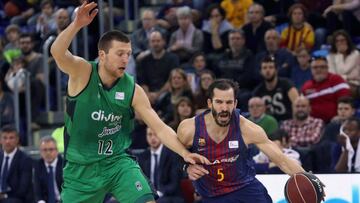 GRAF9108. BARCELONA (ESPAÑA), 28/01/2018.- Pau Ribas del FC Barcelona Lassa controla el balón ante Saulius del Divina Seguros Joventut, durante el partido de liga ACB disputado hoy en el Palau Blaugrana de Barcelona. EFE/Toni Albir