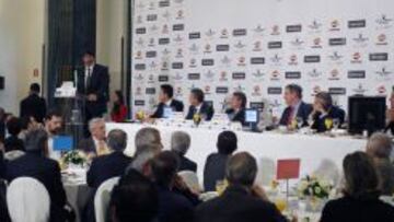DESAYUNOS EUROPA PRESS. Villacampa, en posesión de la palabra, con Miguel Cardenal en la mesa principal. Arriba, Roca y Alfonso Reyes, Garbajosa, García y Pepu, entre otros.