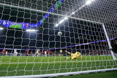 1-1 Vinicius, desde los once metros, ejecuta el penalti a lo 'panenka' y supera Mike Maignan.