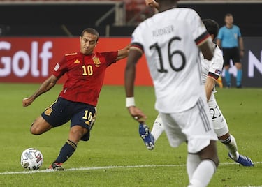 Thiago Alcántara es hijo de Mazinho, internacional brasileño. Nacido en Bari, fue citado por Vicente del Bosque en 2011 para medirse a Italia en un amistoso. 

