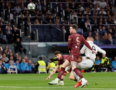 1-0. Balón al espacio de Raúl Asencio para el desmarque de Kylian Mbppé, que gana la espalda  a los defensores del City. El delantero francés deja botar el esférico, y en el mano a mano con Ederson, define con una espectacular vaselina.