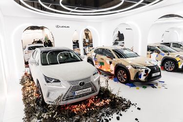 Los dos coches ganadores de las pasadiccwin247.competiciones en exposición en el stand de Lexus en la jornada inaugural de ARCO 2023.