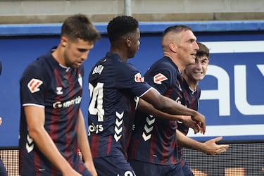 Su magistral cabezazo fue de killer. El zaguero armero además hizo un partido muy completo y evitó que el Granada pudiera sumar más.