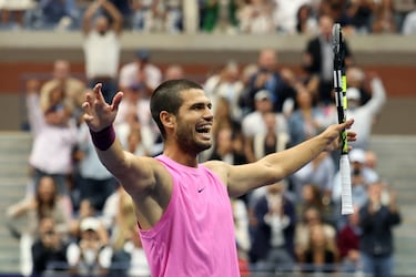 Carlos Alcaraz celebrando su victoria contra Jannik Sinner en la final individual masculina del Abierto de Estados Unidos en el Centro Nacional de Tenis Billie Jean King de la USTA en Flushing Meadows, Nueva York.