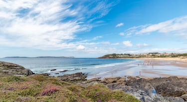 Ubicada cerca de Sanxenxo, es una playa de arena blanca y fina, rodeada de un entorno natural y tranquilo. Es ideal para familias que buscan un lugar para relajarse y disfrutar del mar.