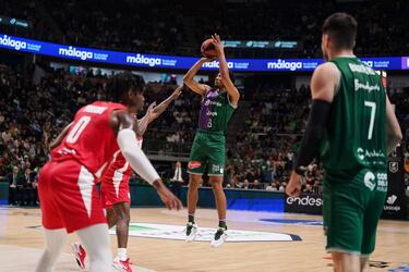 El Unicaja arrolla al Girona y mantiene el pulso con el Real Madrid