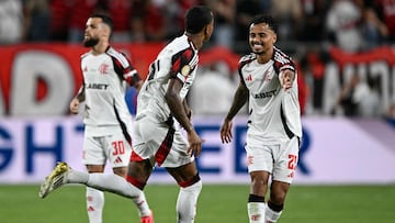 Flamengo's Brazilian midfielder #64 Wallace Jan (C) celebrates with Flamengo's Brazilian midfielder #29 Allan (R) after scoring a goal during the FIFA Club World Cup 2025 Group D football match between US Los Angeles FC and Brazil's CR Flamengo at the Camping World stadium in Orlando on June 24, 2025. (Photo by PATRICIA DE MELO MOREIRA / AFP)